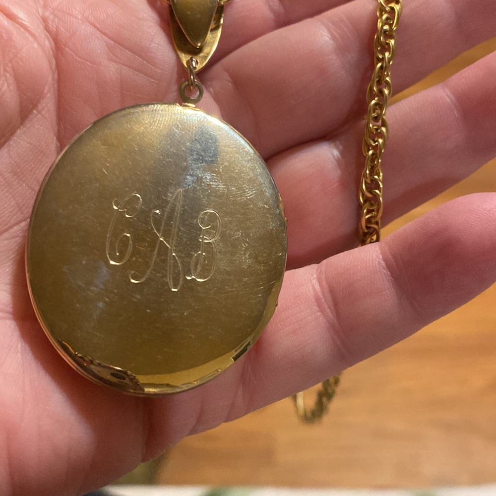 Vintage Victorian Gold Tone Locket Necklace with Romantic Scene - Picture 9 of 9